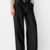 Pantaloni cu efect piele contrastanta cu centura Pantaloni cu efect piele contrastanta cu centura