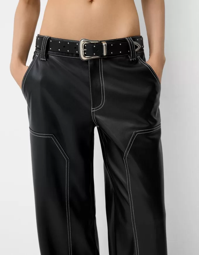 Pantaloni cu efect piele contrastanta cu centura Pantaloni cu efect piele contrastanta cu centura