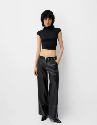 Pantaloni cu efect piele contrastanta cu centura
