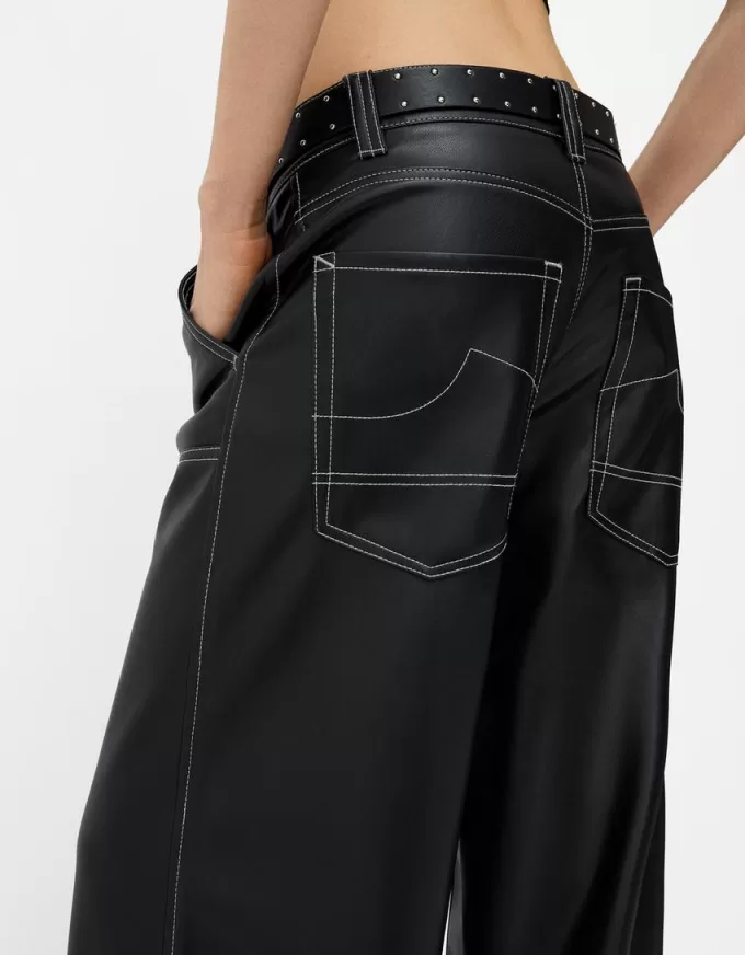Pantaloni cu efect piele contrastanta cu centura Pantaloni cu efect piele contrastanta cu centura