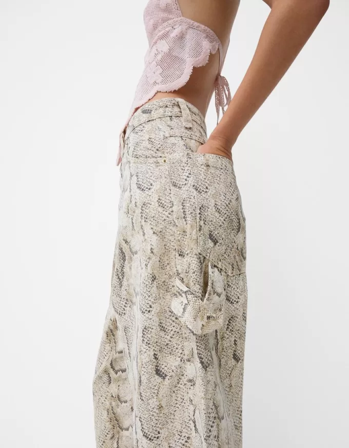 Pantaloni de dulgher cu imprimeu animal Pantaloni de dulgher cu imprimeu animal