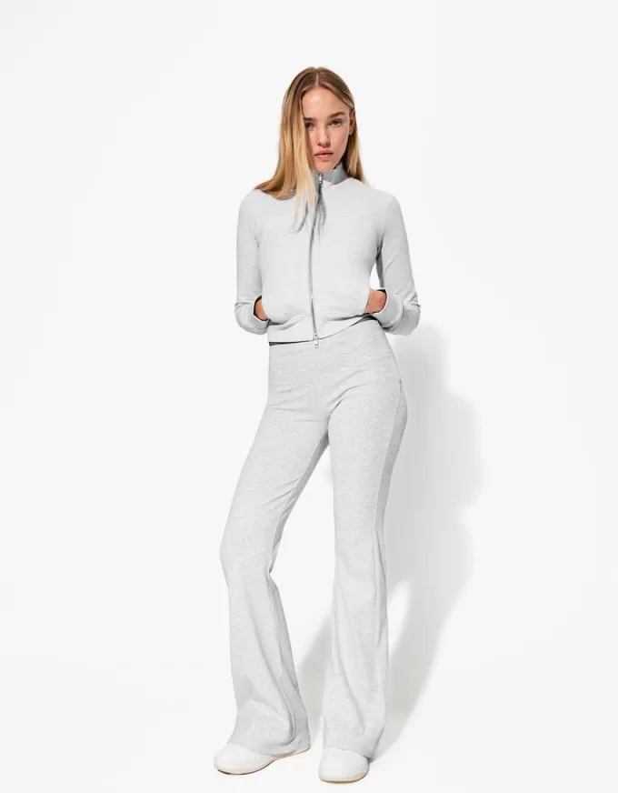 Pantaloni evazați