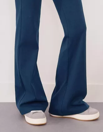 Pantaloni evazați