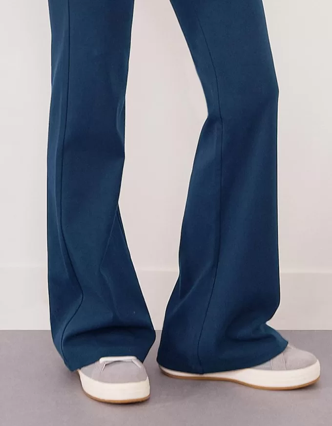 Pantaloni evazați