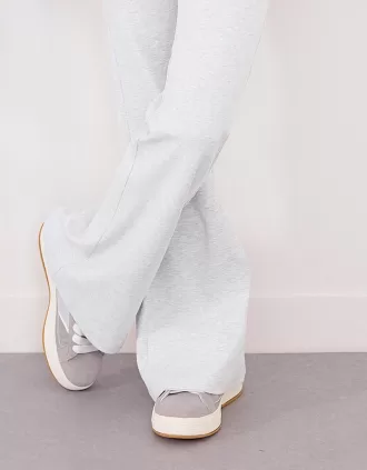 Pantaloni evazați