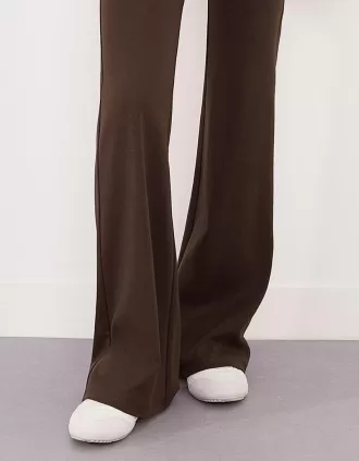 Pantaloni evazați