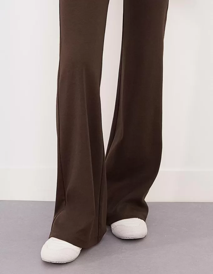 Pantaloni evazați