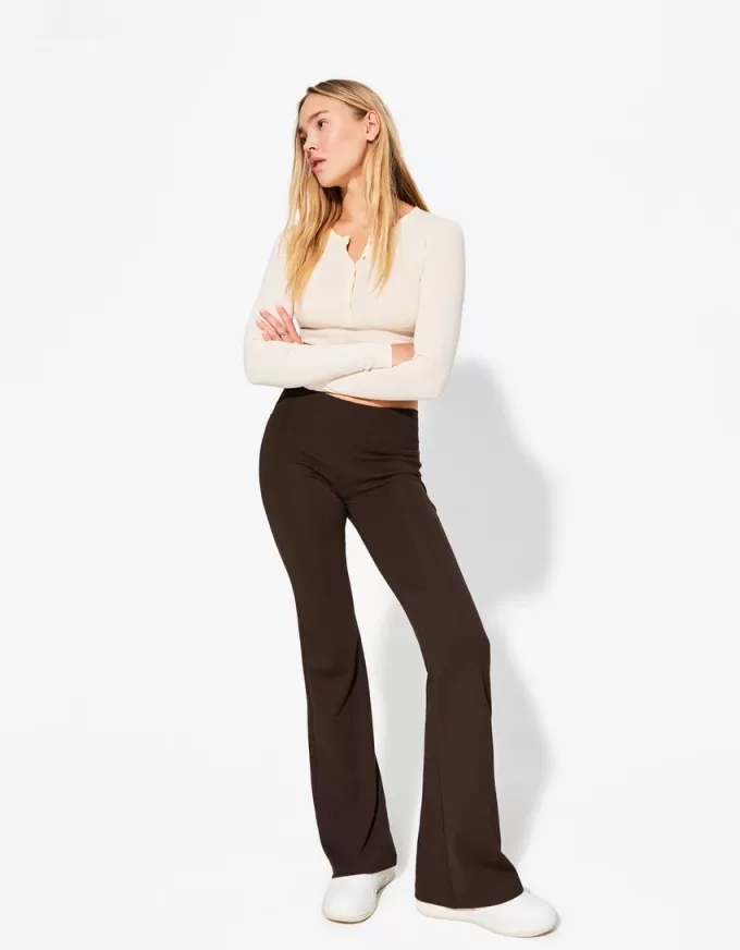 Pantaloni evazați