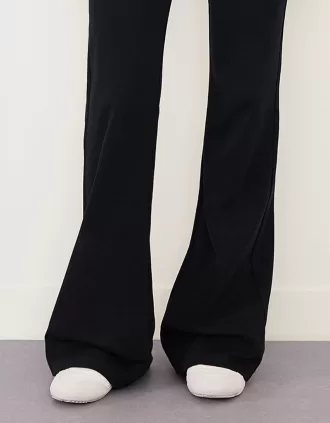 Pantaloni evazați