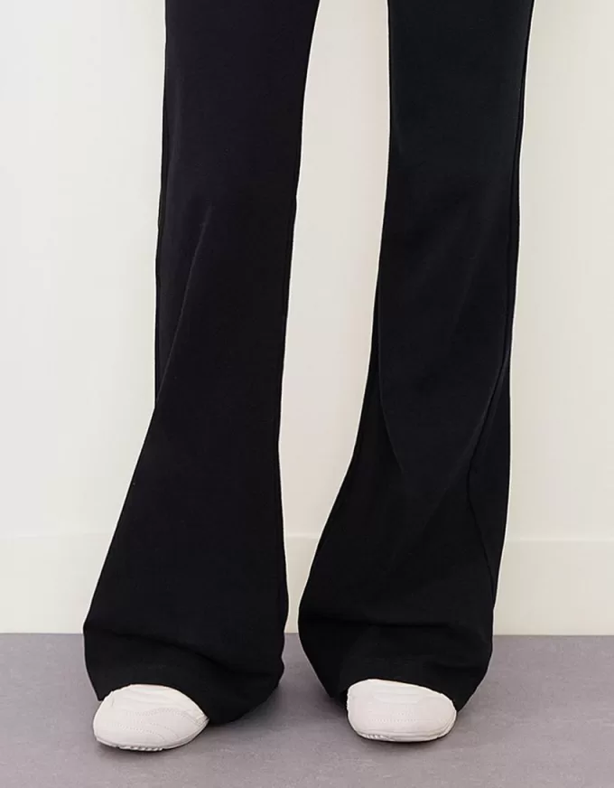 Pantaloni evazați