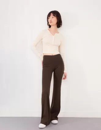 Pantaloni evazați