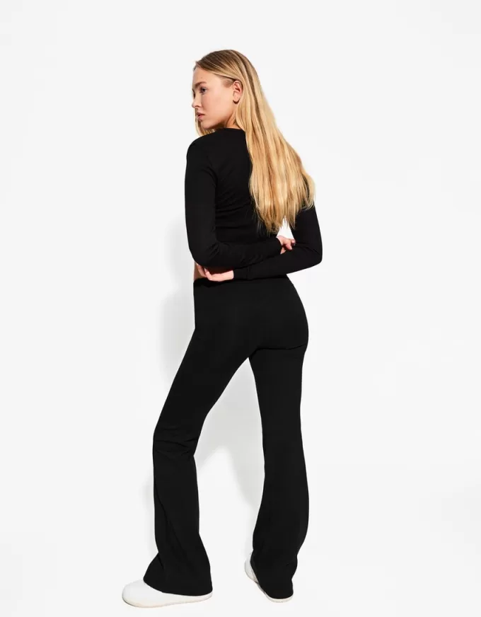 Pantaloni evazați