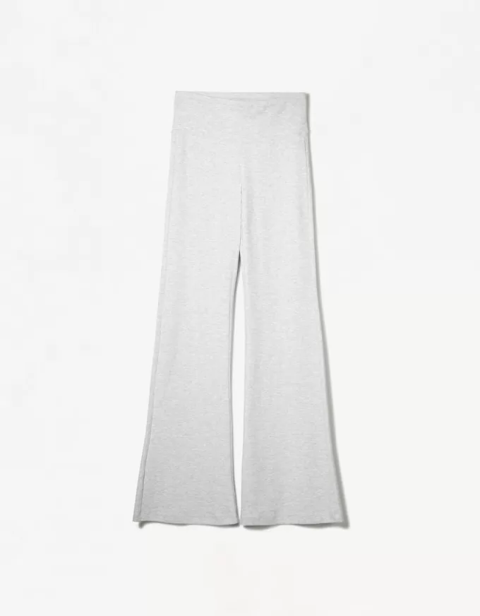 Pantaloni evazați