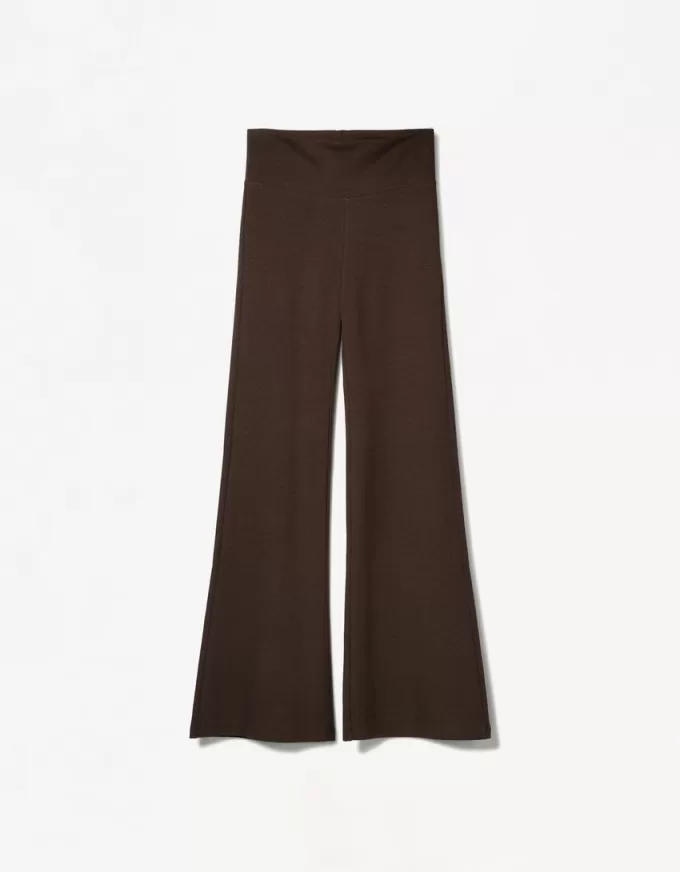Pantaloni evazați
