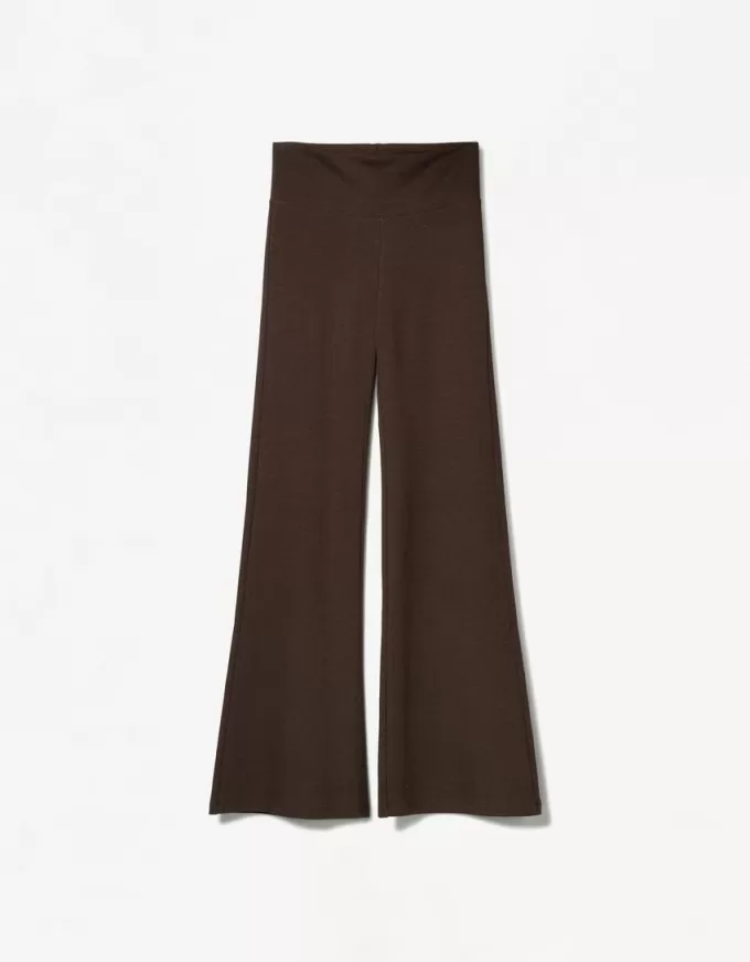 Pantaloni evazați