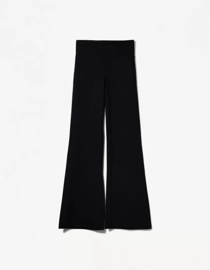 Pantaloni evazați