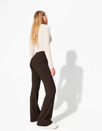 Pantaloni evazați