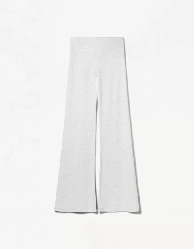 Pantaloni evazați