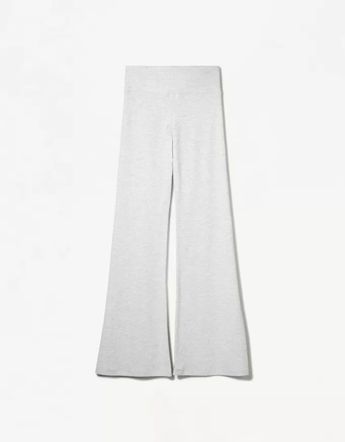 Pantaloni evazați