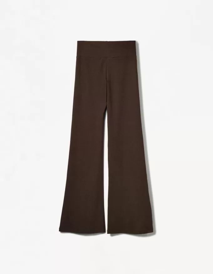 Pantaloni evazați