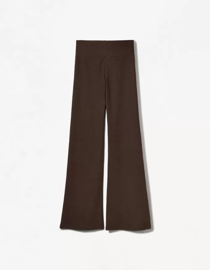 Pantaloni evazați
