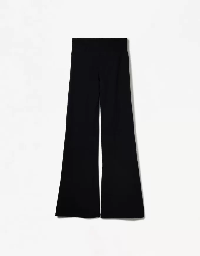 Pantaloni evazați