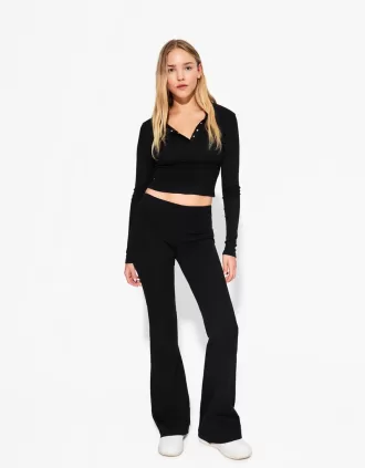 Pantaloni evazați