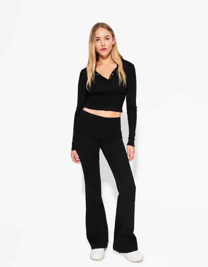 Pantaloni evazați