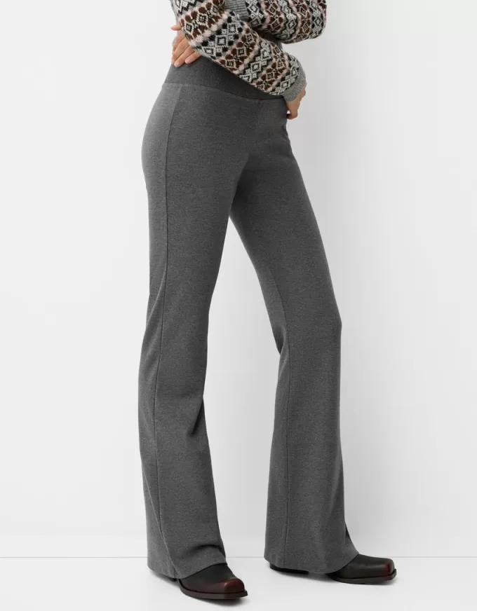 Pantaloni evazați cu nervuri în talie Pantaloni evazați cu nervuri în talie