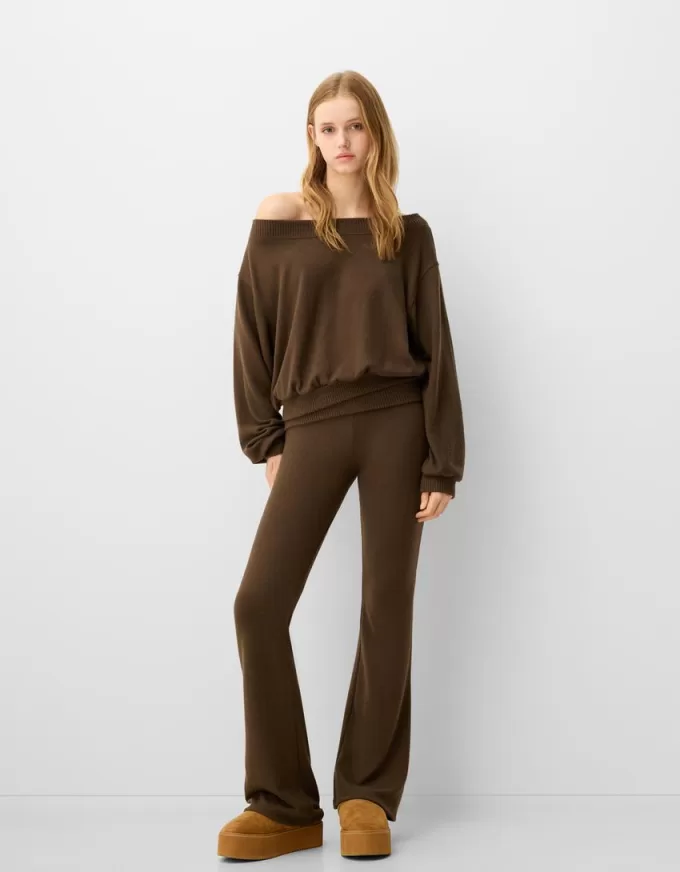 Pantaloni evazați cu talie rabatabilă Pantaloni evazați cu talie rabatabilă