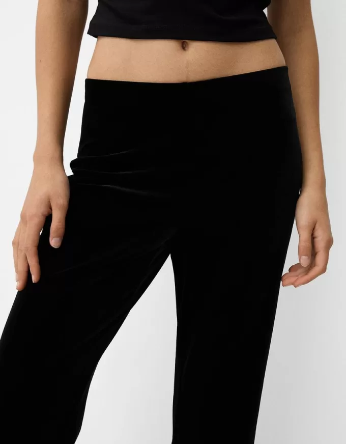 Pantaloni evazați din catifea Pantaloni evazați din catifea