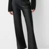 Pantaloni evazați din imitație de piele Pantaloni evazați din imitație de piele
