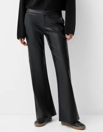 Pantaloni evazați din imitație de piele