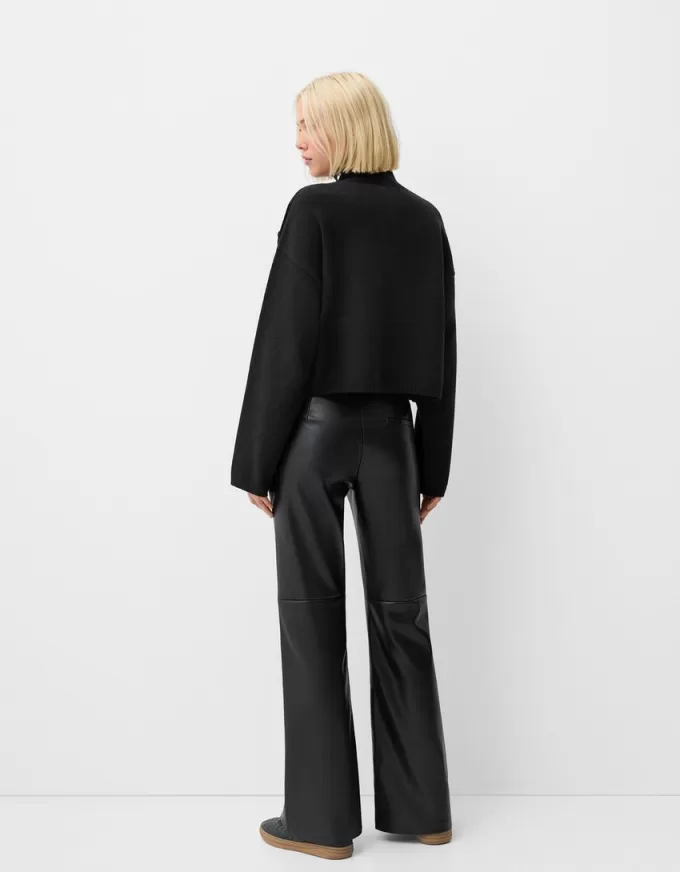 Pantaloni evazați din imitație de piele Pantaloni evazați din imitație de piele
