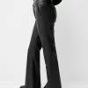 Pantaloni evazați din imitație de piele Pantaloni evazați din imitație de piele