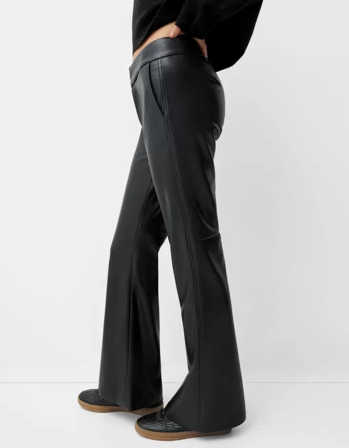 Pantaloni evazați din imitație de piele Pantaloni evazați din imitație de piele