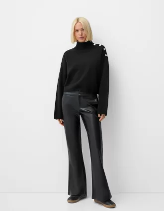 Pantaloni evazați din imitație de piele