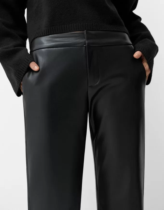 Pantaloni evazați din imitație de piele Pantaloni evazați din imitație de piele