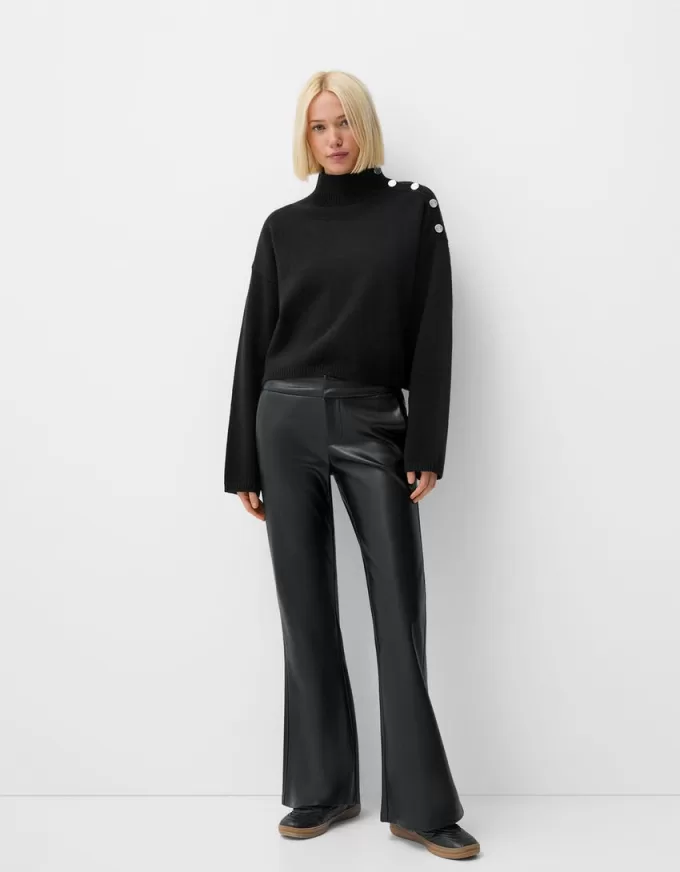 Pantaloni evazați din imitație de piele Pantaloni evazați din imitație de piele