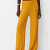 Pantaloni evazați din tricot deschis rustic Pantaloni evazați din tricot deschis rustic