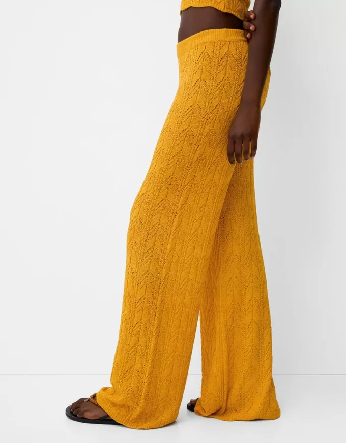 Pantaloni evazați din tricot deschis rustic Pantaloni evazați din tricot deschis rustic