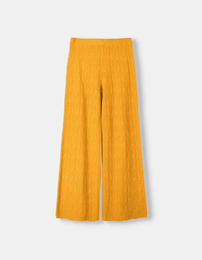 Pantaloni evazați din tricot deschis rustic Pantaloni evazați din tricot deschis rustic