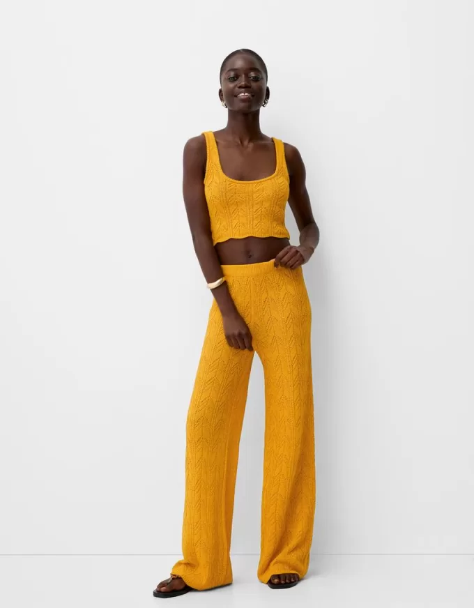 Pantaloni evazați din tricot deschis rustic Pantaloni evazați din tricot deschis rustic