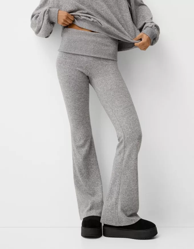 Pantaloni evazați la atingere moale, cu talie rabatabilă Pantaloni evazați la atingere moale, cu talie rabatabilă