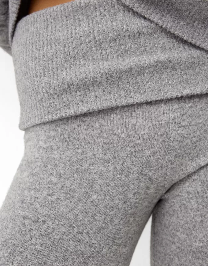 Pantaloni evazați la atingere moale, cu talie rabatabilă Pantaloni evazați la atingere moale, cu talie rabatabilă