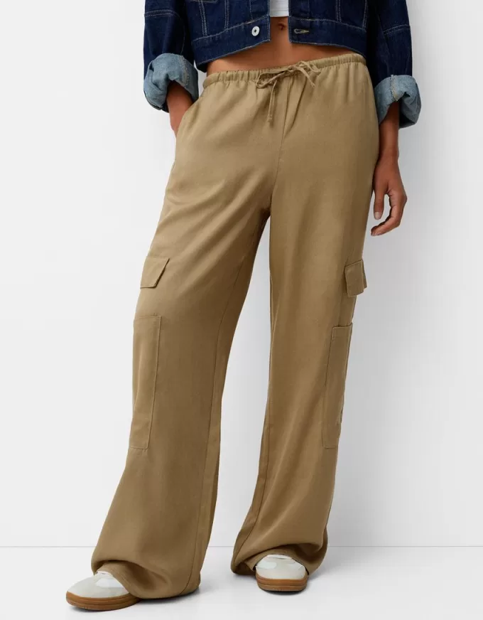 Pantaloni fluidi cu buzunar lateral Pantaloni fluidi cu buzunar lateral