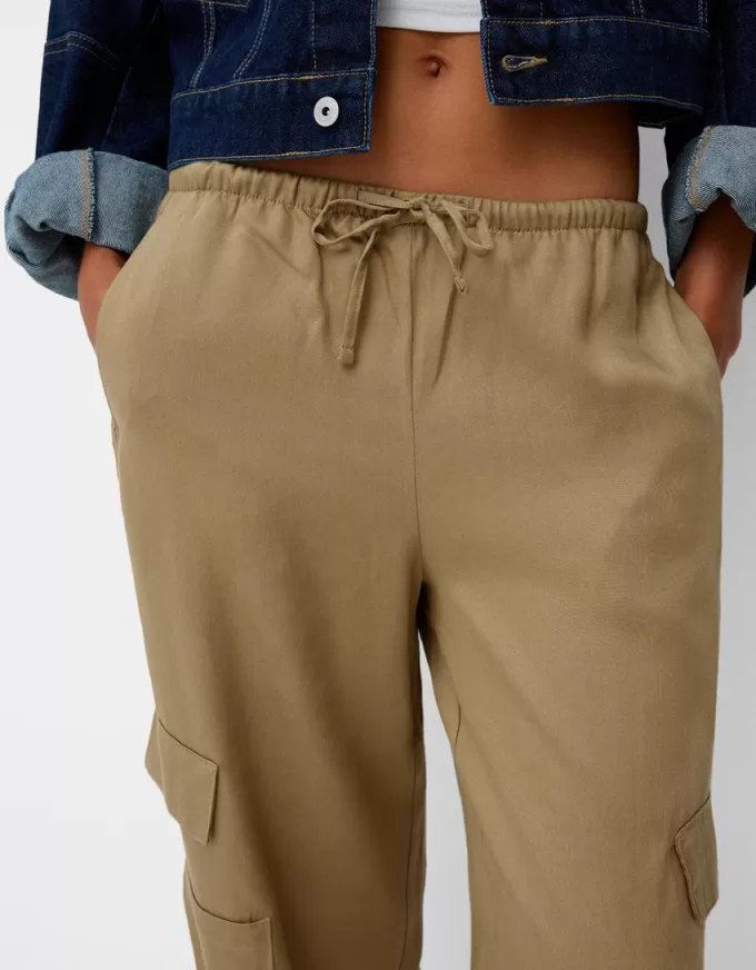 Pantaloni fluidi cu buzunar lateral Pantaloni fluidi cu buzunar lateral