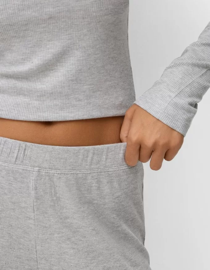 Pantaloni fluidi cu coaste