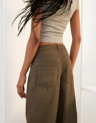 Pantaloni fluidi cu darts