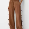 Pantaloni fluidi cu legături laterale Pantaloni fluidi cu legături laterale
